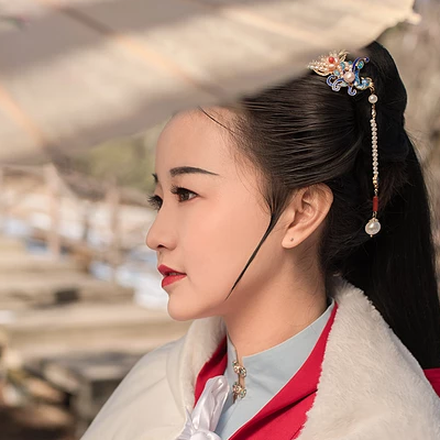 古典紅衣帶傘女生頭像，唯美古風(fēng)真人頭像