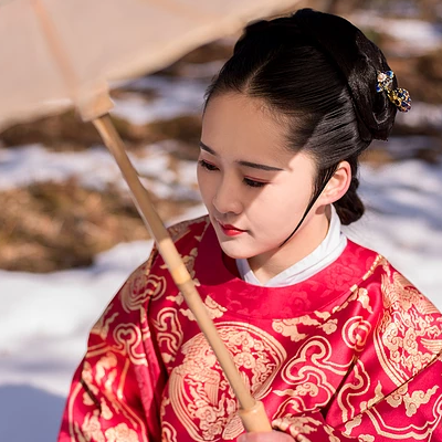 古典紅衣帶傘女生頭像，唯美古風(fēng)真人頭像