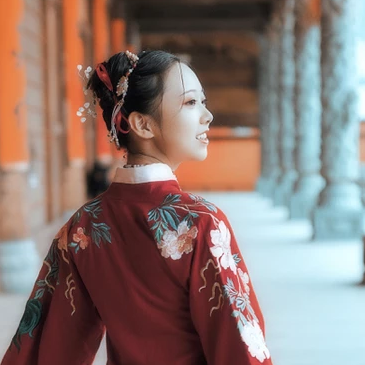古典紅衣漢服帶團(tuán)扇女生頭像，唯美古風(fēng)頭像