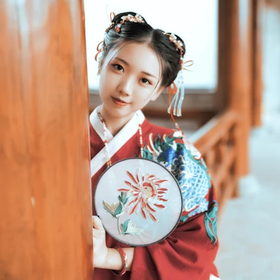 古典紅衣漢服帶團(tuán)扇女生頭像，唯美古風(fēng)頭像