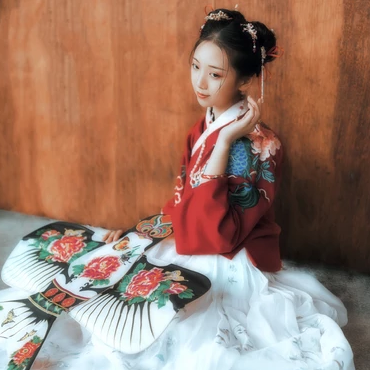 古典紅衣漢服帶團(tuán)扇女生頭像，唯美古風(fēng)頭像