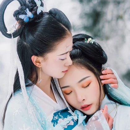 雪地清新閨蜜帶傘頭像，唯美古風真人頭像