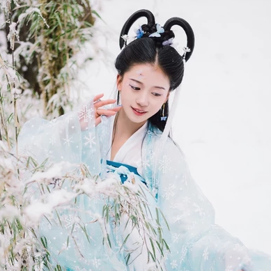 雪地清新閨蜜帶傘頭像，唯美古風真人頭像