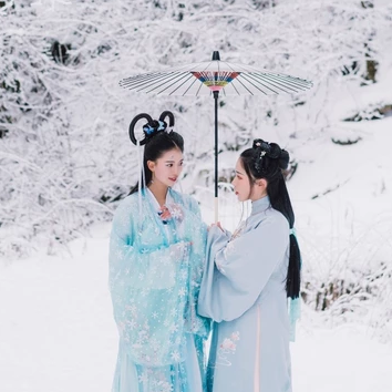 雪地清新閨蜜帶傘頭像，唯美古風真人頭像