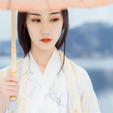 江山雪地帶傘女生頭像，唯美古風(fēng)真人頭像