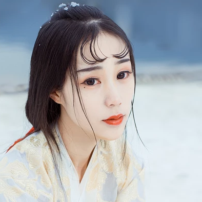 江山雪地帶傘女生頭像，唯美古風(fēng)真人頭像