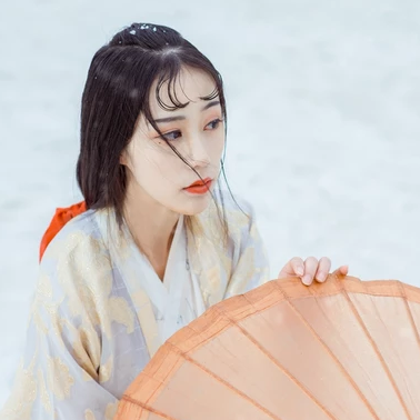 江山雪地帶傘女生頭像，唯美古風(fēng)真人頭像