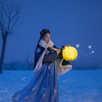 月夜下提燈女生頭像，唯美古風(fēng)真人頭像