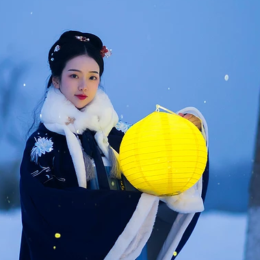 月夜下提燈女生頭像，唯美古風(fēng)真人頭像