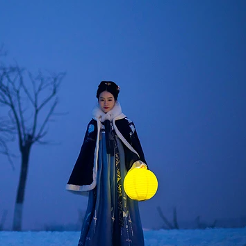 月夜下提燈女生頭像，唯美古風(fēng)真人頭像