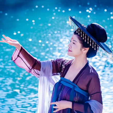 波光秋色帶古琴女生頭像，唯美古風真人頭像