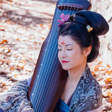 波光秋色帶古琴女生頭像，唯美古風真人頭像