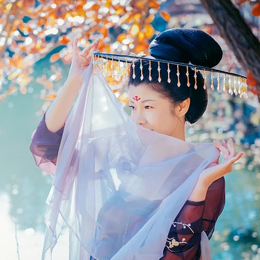 波光秋色帶古琴女生頭像，唯美古風真人頭像