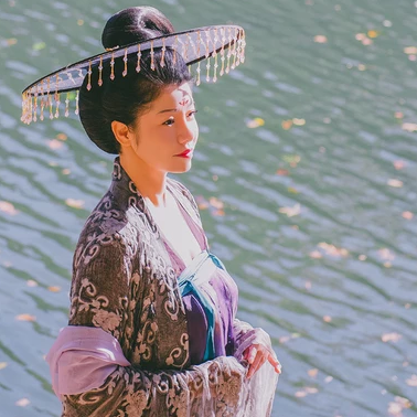 波光秋色帶古琴女生頭像，唯美古風真人頭像