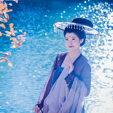 波光秋色帶古琴女生頭像，唯美古風真人頭像