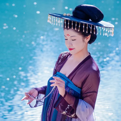 波光秋色帶古琴女生頭像，唯美古風真人頭像