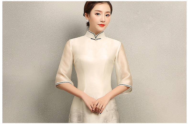 水墨荷花印花旗袍，淡雅米白色中式旗袍裙