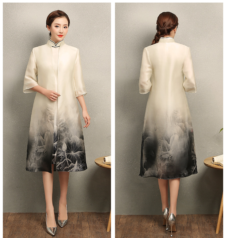 水墨荷花印花旗袍，淡雅米白色中式旗袍裙