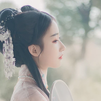 粉衣帶團(tuán)扇女生頭像，淡雅唯美古風(fēng)真人頭像