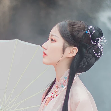 粉衣帶團(tuán)扇女生頭像，淡雅唯美古風(fēng)真人頭像