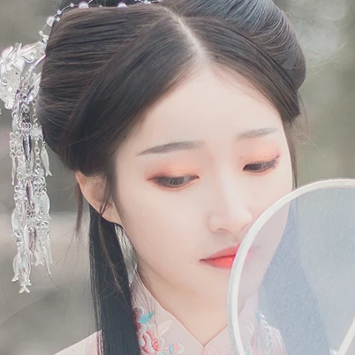 粉衣帶團(tuán)扇女生頭像，淡雅唯美古風(fēng)真人頭像