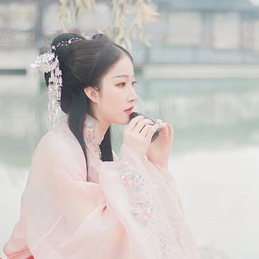粉衣帶團(tuán)扇女生頭像，淡雅唯美古風(fēng)真人頭像