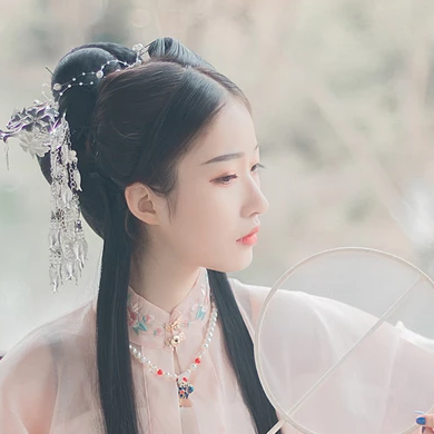 粉衣帶團(tuán)扇女生頭像，淡雅唯美古風(fēng)真人頭像