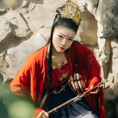 紅衣帶兵器女生頭像，唯美古風(fēng)真人頭像
