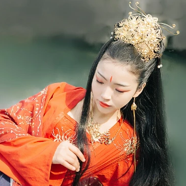 紅衣帶兵器女生頭像，唯美古風(fēng)真人頭像