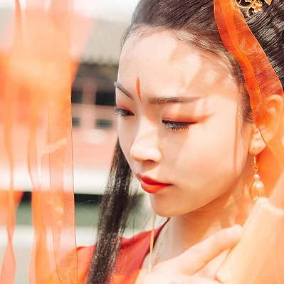 紅衣帶兵器女生頭像，唯美古風(fēng)真人頭像