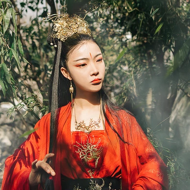 紅衣帶兵器女生頭像，唯美古風(fēng)真人頭像