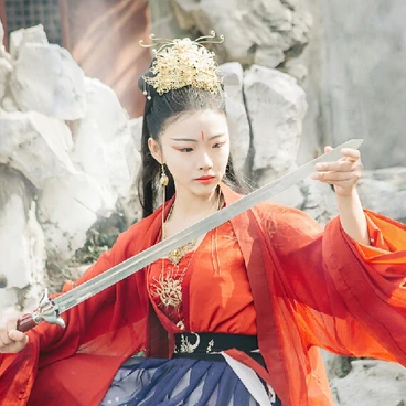 紅衣帶兵器女生頭像，唯美古風(fēng)真人頭像