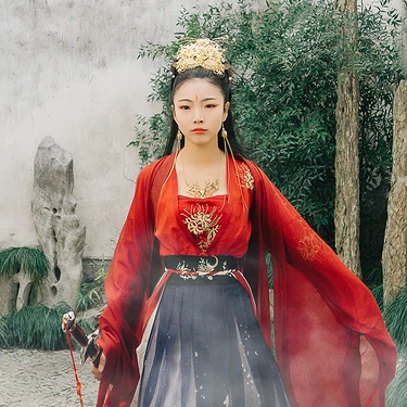 紅衣帶兵器女生頭像，唯美古風(fēng)真人頭像