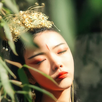 紅衣帶兵器女生頭像，唯美古風(fēng)真人頭像