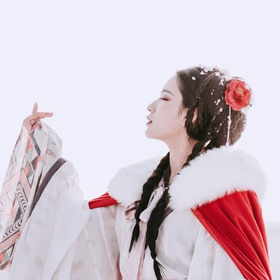 風(fēng)雪中紅披風(fēng)女生頭像，唯美古風(fēng)真人頭像