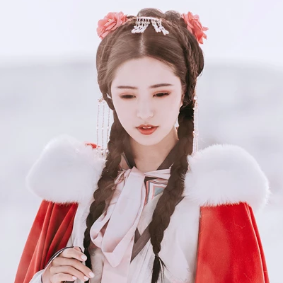 風(fēng)雪中紅披風(fēng)女生頭像，唯美古風(fēng)真人頭像