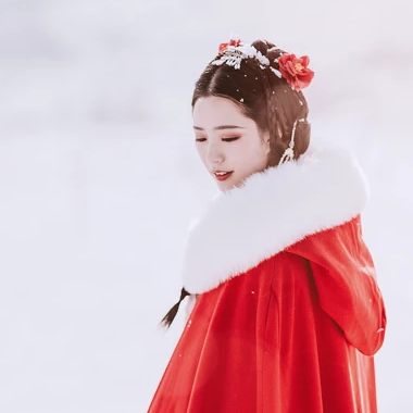 風(fēng)雪中紅披風(fēng)女生頭像，唯美古風(fēng)真人頭像