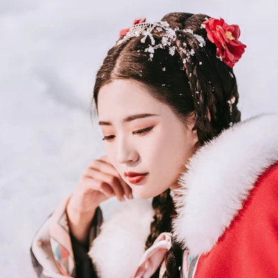 風(fēng)雪中紅披風(fēng)女生頭像，唯美古風(fēng)真人頭像