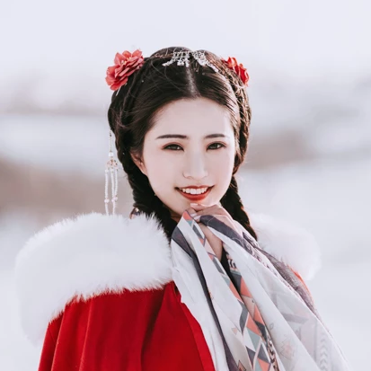 風(fēng)雪中紅披風(fēng)女生頭像，唯美古風(fēng)真人頭像