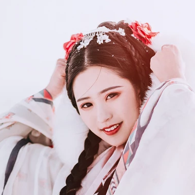 風(fēng)雪中紅披風(fēng)女生頭像，唯美古風(fēng)真人頭像