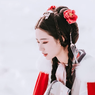 風(fēng)雪中紅披風(fēng)女生頭像，唯美古風(fēng)真人頭像