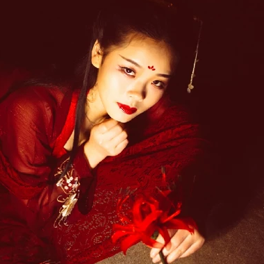 夜晚彼岸花紅衣女生頭像，唯美古風(fēng)真人頭像