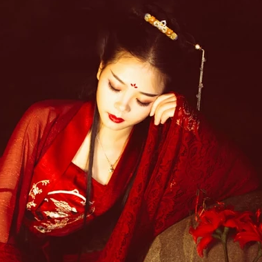 夜晚彼岸花紅衣女生頭像，唯美古風(fēng)真人頭像