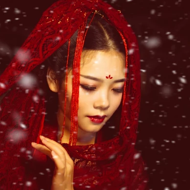 夜晚彼岸花紅衣女生頭像，唯美古風(fēng)真人頭像