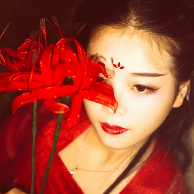 夜晚彼岸花紅衣女生頭像，唯美古風(fēng)真人頭像