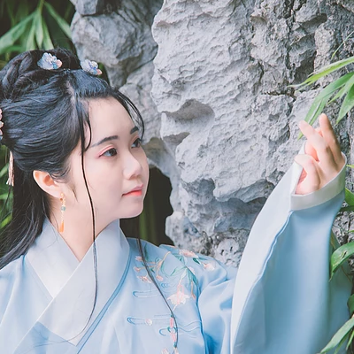 文藝藍(lán)衣帶團(tuán)扇女生頭像，唯美古風(fēng)真人頭像