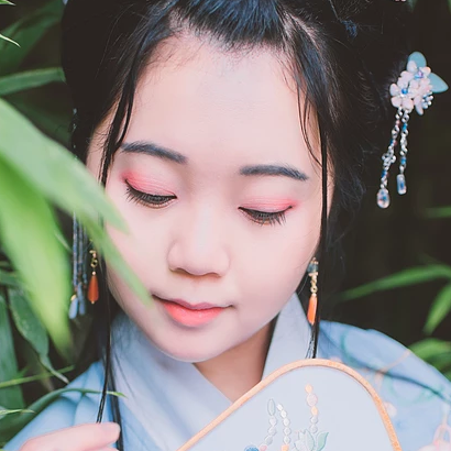 文藝藍(lán)衣帶團(tuán)扇女生頭像，唯美古風(fēng)真人頭像