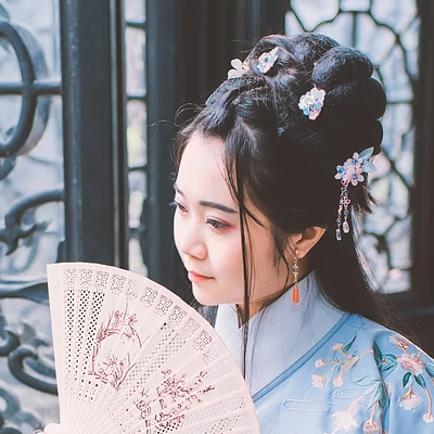 文藝藍(lán)衣帶團(tuán)扇女生頭像，唯美古風(fēng)真人頭像