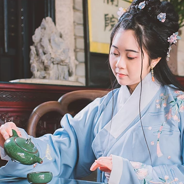 文藝藍(lán)衣帶團(tuán)扇女生頭像，唯美古風(fēng)真人頭像