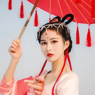 紅傘抱寵物女生頭像，唯美古風(fēng)真人頭像